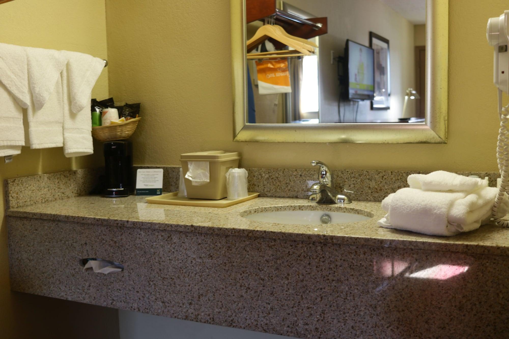 Quality Inn Columbus-East Buitenkant foto