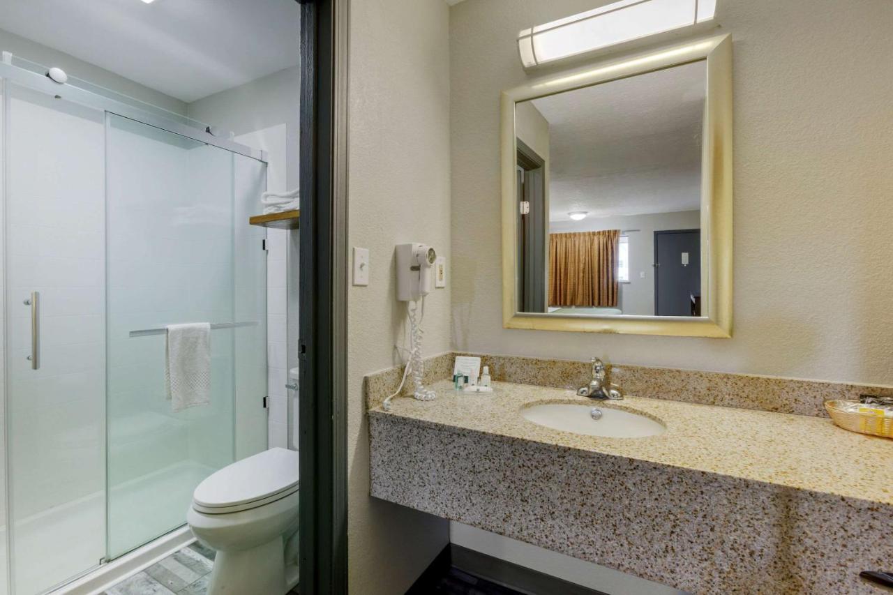Quality Inn Columbus-East Buitenkant foto