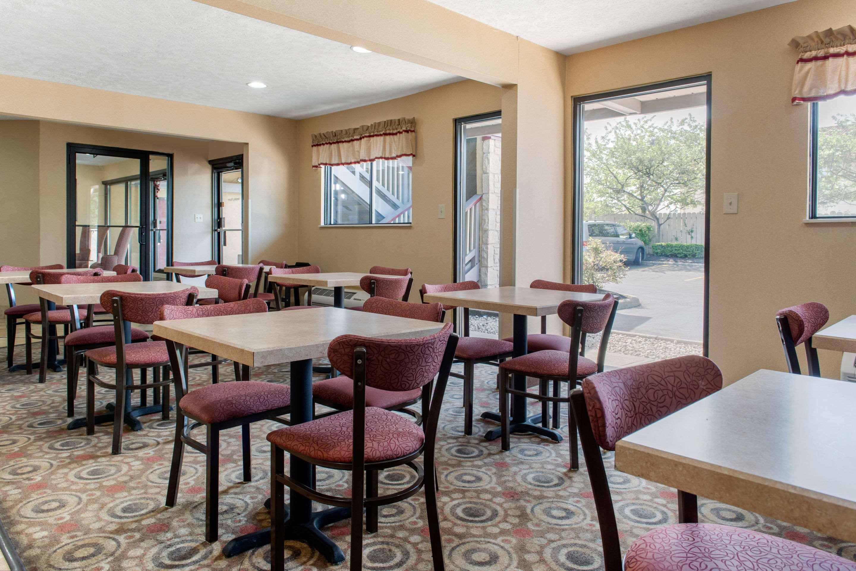 Quality Inn Columbus-East Buitenkant foto