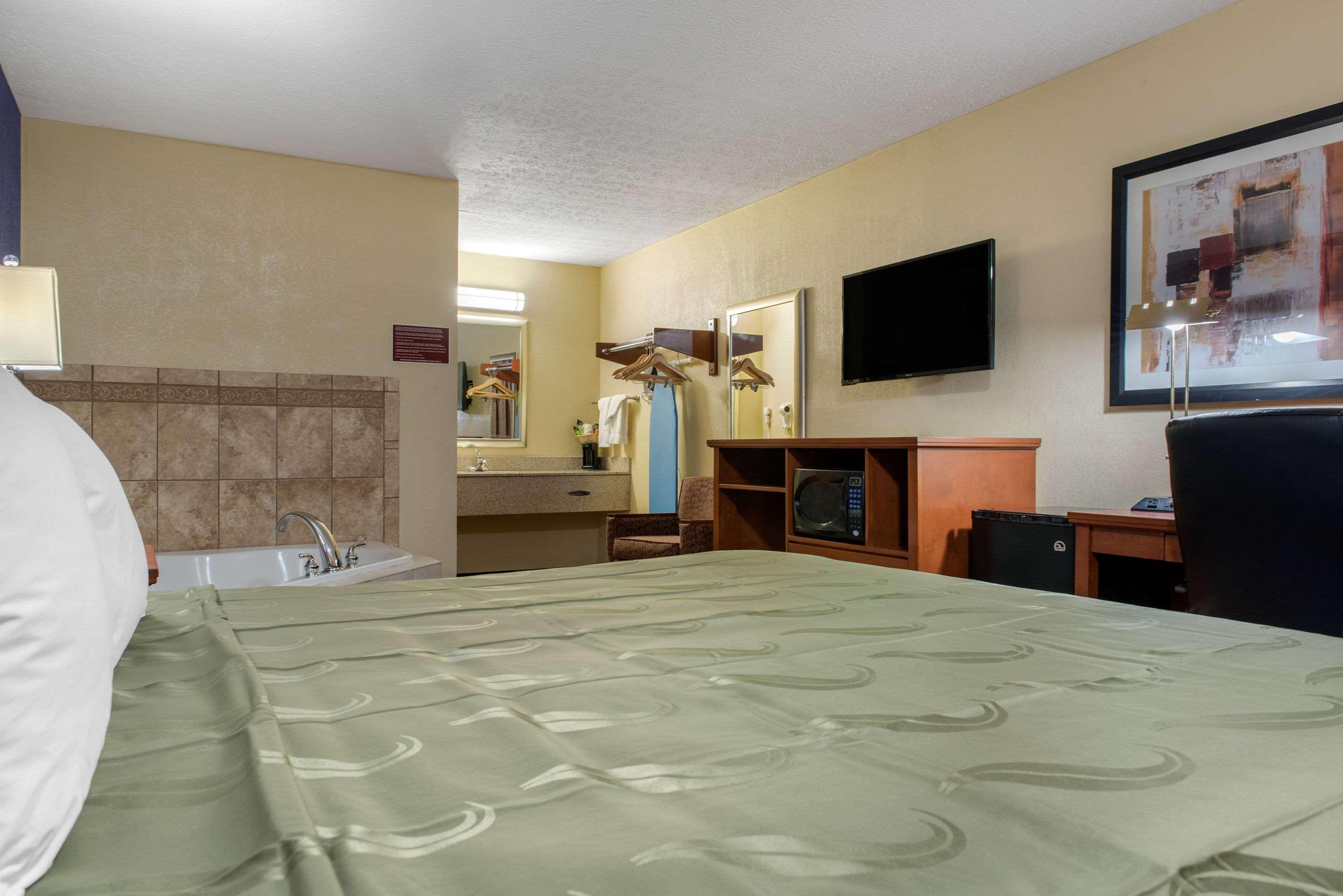 Quality Inn Columbus-East Buitenkant foto