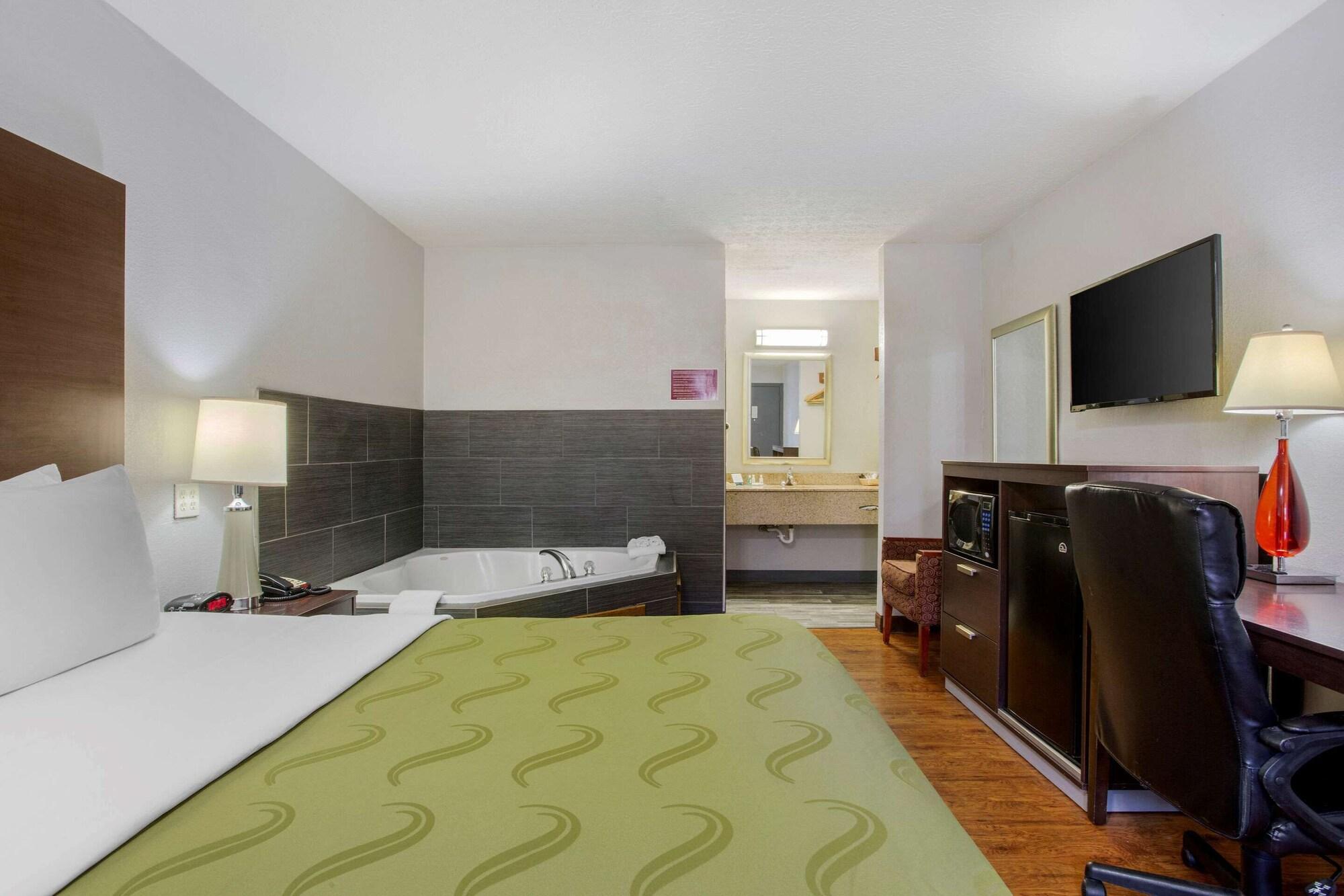 Quality Inn Columbus-East Buitenkant foto